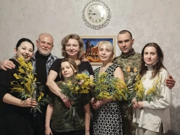 Представители Пушкинской библиотеки и участник СВО поздравили женщин из волонтерской организации «Друзья Чебурашки»